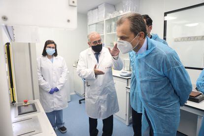 El ministro Pedro Duque (derecha) visita una nueva factoría de la empresa Algenex en la localidad madrileña de Tres Cantos, el 24 de septiembre.