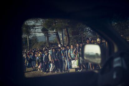 Els immigrants són vistos a través de la finestra d'un cotxe de policia a la frontera grecomacedònia mentre esperen que se'ls permeti creuar per dirigir-se a d'altres països europeus més pròspers, com Alemanya, els Països Baixos i els Estats escandinaus. Els països que els reben els demanen més ajuda a la UE per pal·liar aquest drama humanitari.