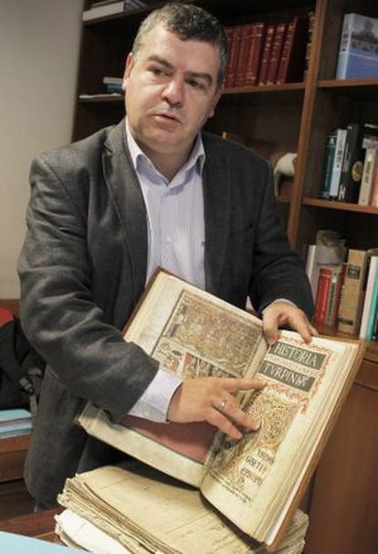 Vázquez Taín, con un facsímil del "Códice" en su despacho.