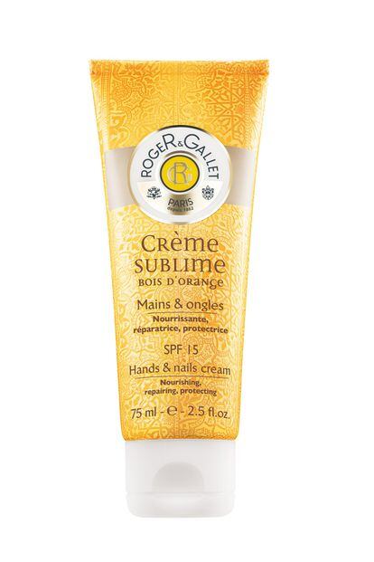 Más protección y más sensación placentera con la Crème Sublime Bois D'Orange de Roger & Gallet. Contiene SPF15, pero además resulta perfecta para las manos frágiles y deshidratadas que necesitan un extra de nutrición. No deja sensación grasa porque se absorbe rápidamente, y perfuma las manos con un delicioso olor a azahar. Su precio es de 10,50 euros.