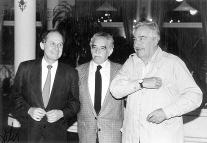 Gabriel García Marquez (centro), Manuel Elkin Patarroyo (izquierda) y Álvaro Mutis (derecha).