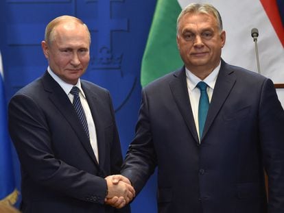 El presidente ruso, Vladímir Putin, estrechaba la mano del primer ministro húngaro, Viktor Orbán, en Budapest el 30 de octubre de 2019.