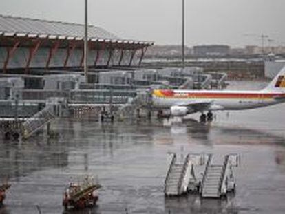 Vista del exterior de la terminal T4 del aeropuerto de Barajas, en Madrid, en la &uacute;ltima jornada de la segunda semana de huelga contra el ERE de la compa&ntilde;&iacute;a Iberia. EFE/Emilio Naranjo