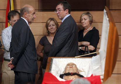 Miquel Roca i Junyent, uno de los padres de la Constitución, junto a familiares de Santiago Carrillo.