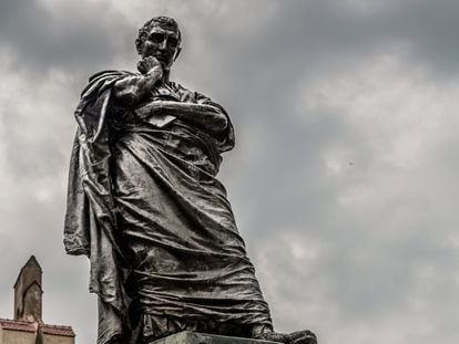 Estatua de Ovidio en Constanza, la antigua Tomos de su confinamiento.