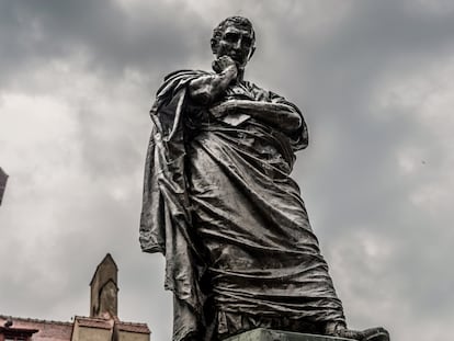 Estatua de Ovidio en Constanza, la antigua Tomos de su confinamiento.