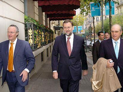 Mariano Rajoy, junto a Jorge Fernández Díaz (derecha) y Josep Piqué, a su llegada al foro Tribuna Barcelona.