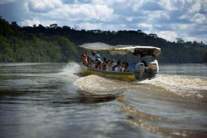 Una embarcación en el río Napo, en el Alto Amazonas (Ecuador).