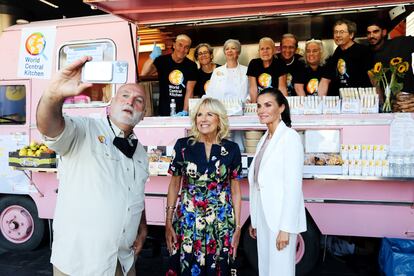 En el patio del centro de refugiados ucranios de Pozuelo de Alarcón (Madrid), la reina Letizia y la primera dama de Estados Unidos, Jill Biden, se han reunido este martes con las familias alojadas temporalmente y han visitado la caravana de World Central Kitchen del chef José Andrés, encargada de proporcionar alimentos a los refugiados ucranios.