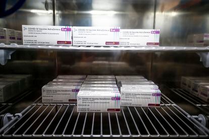 Dosis de la vacuna de AstraZeneca, en un frigorífico de un centro de vacunación de Roma.