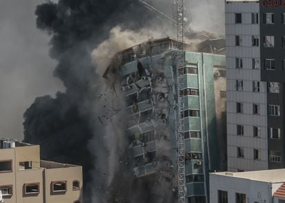 Ataque israelí al edificio sede de medios internacionales, el 15 de mayo en Gaza.