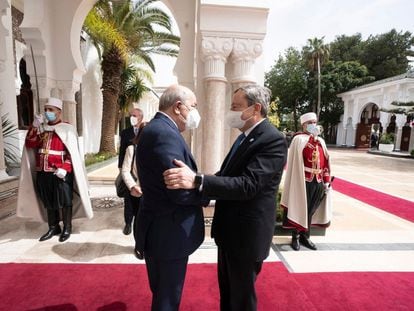 El presidente de Argelia, Abdelmadjid Tebboune, recibiendo a su homólogo italiano, Mario Draghi, este lunes en Argel.