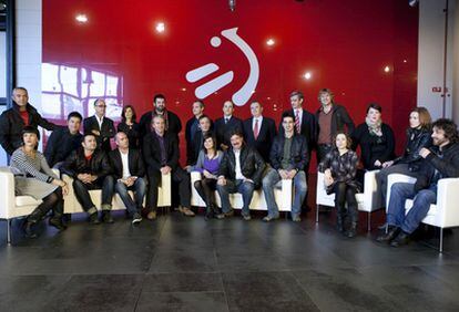 Los protagonistas de la nueva programación se reunieron ayer en Bilbao para una foto de familia.