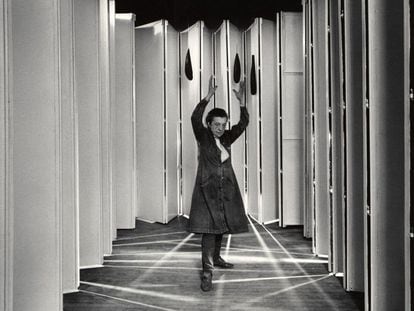 Louise Bourgeois, fotografiada en 1986 dentro de su obra 'Guarida articulada'.