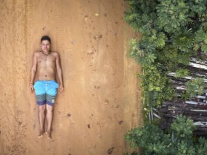 Las comunidades de la región amazónica de Brasil se enfrentan a desafíos por actividades industriales agresivas, hoy alentadas por el nuevo gobierno de Bolsonaro. Esta serie semanal presenta a cinco jóvenes líderes que defienden el bosque y su territorio. En este primer capítulo Ednei, representante de 45 aldeas de 13 pueblos indígenas distintos