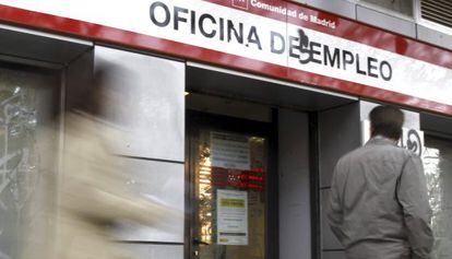 Un hombre pasa ante una oficina de empleo de Madrid.