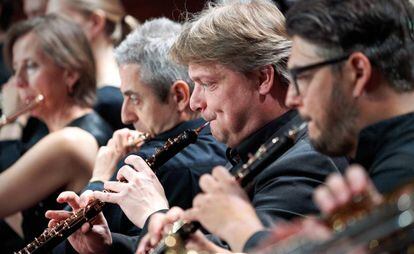 Integrantes de la sección de viento madera de la Orquesta del Festival de Estonia durante un concierto, el pasado jueves en Pärnu.