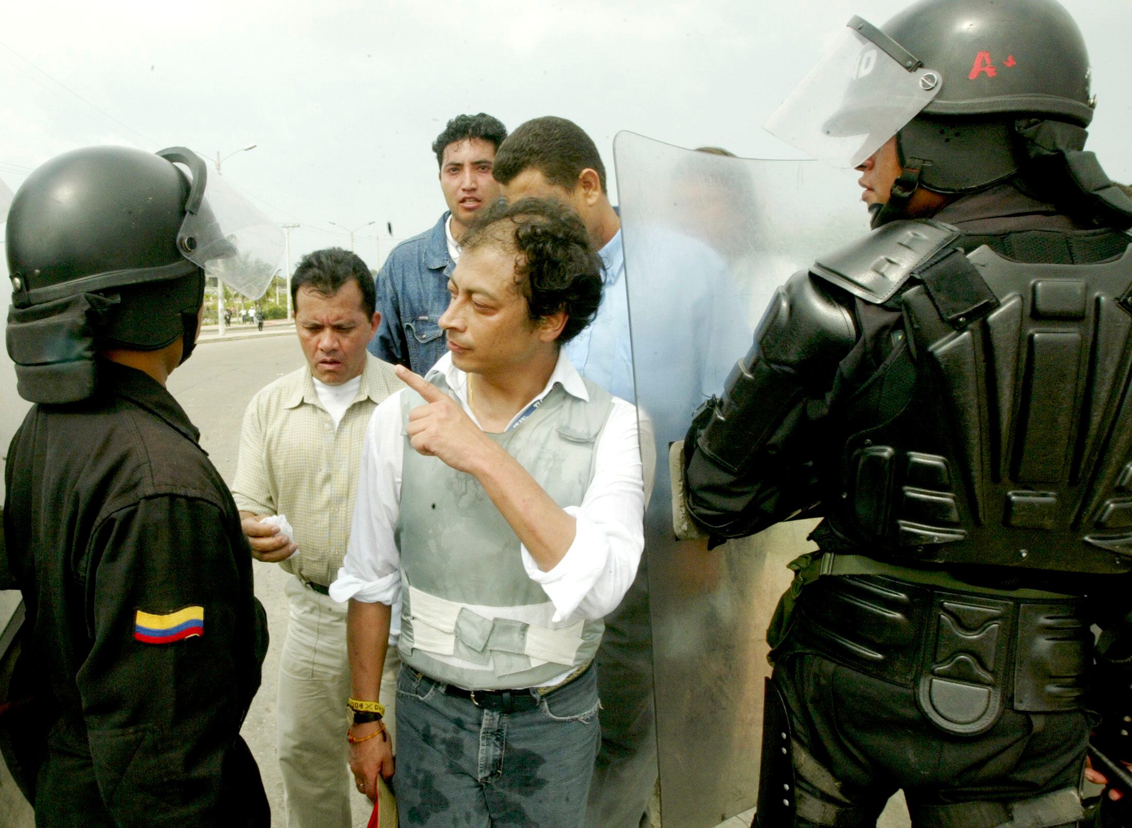 El entonces diputado izquierdista Gustavo Petro, en el centro, durante unas protestas en Cartagena de Indias (Colombia) contra las negociaciones del Tratado de Libre comercio entre los Países Andinos y Estados Unidos, el 18 de mayo de 2004. 
