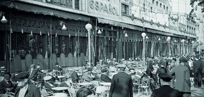 La terraza del Caf&eacute; Espa&ntilde;ol, en el Paralelo de Barcelona, en los a&ntilde;os veinte. 