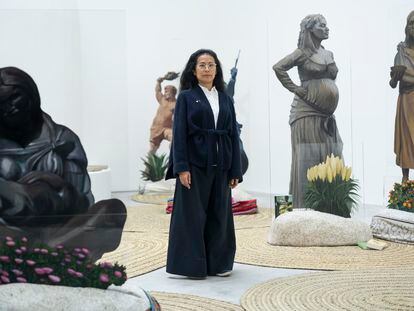 La artista Sandra Gamarra, entre las estatuas de su 'jardín migrante' en el Pabellón Español de la Bienal de Venecia, este martes en la ciudad italiana, en una fotografía cedida por la Biennale.