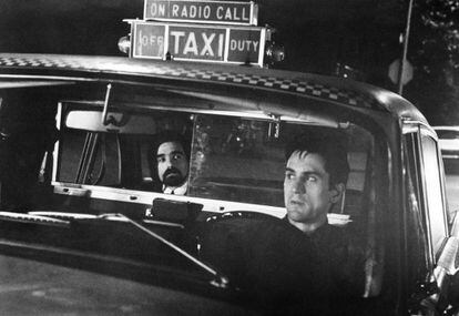 Martin Scorsese, al fondo, observa a Robert Deniro durante el rodaje de 'Taxi Driver'.