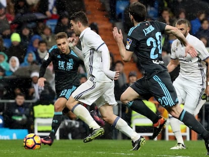 Kovacic conduce el bal&oacute;n en el partido contra la Real Sociedad. 