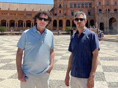 Los documentalistas Michael Dweck (izquierda) y Gregory Kershaw, en la Plaza de España de Sevilla.