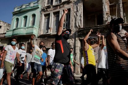Manifestantes gritan consignas contra el Gobierno en la protesta del 11 de julio en La Habana.