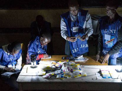 Agentes de la comisión electoral cuentan votos en medio de un apagón este domingo en Lubumbashi. En el vídeo, resumen de la jornada electoral.