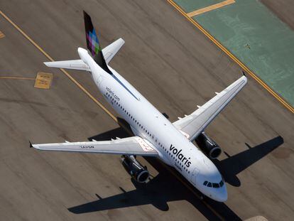 Un avión de Volaris en una pista del aeropuerto de Los Ángeles en 2015.