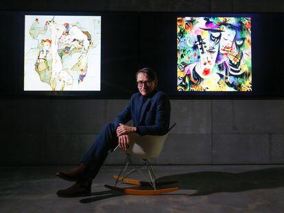 El artista Mario Klingemann, junto a las obras creadas por el artista-robot en el espacio de la  Colección Solo de Madrid.