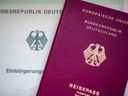 Un certificado de naturalización y un pasaporte alemán.