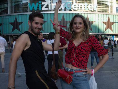 Fernando y Cristina, dos seguidores de Shakira, que acuden por primera vez a uno de sus conciertos. En vídeo, imágenes del concierto de la artista.