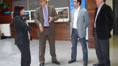 El alcalde de Negreira, Jorge Tu&ntilde;as, segundo por la derecha, durante una visita oficial a los juzgados de la localidad.