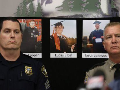 El sheriff de Roseburg (a la derecha), muestra fotos de los fallecidos.