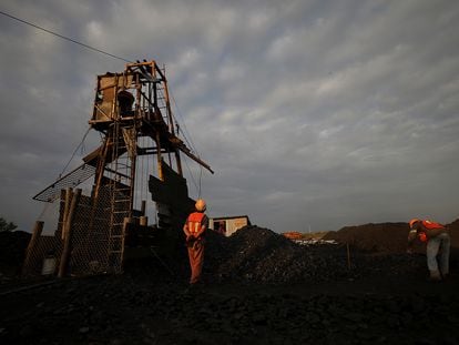 Trabajadores de una mina recolectan el carbón durante una jornada de trabajo en la localidad de Agujita, Sabinas, Coahuila.
