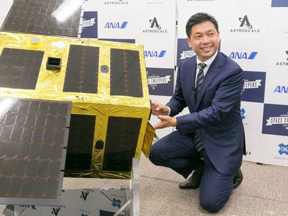 Nobu Okada, presidente de Astroscale, con uno de sus prototipos.