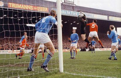 Partido en Maine Road, el 30 de septiembre de 1967, disputado entre el Manchester City y el Manchester United (1-2).