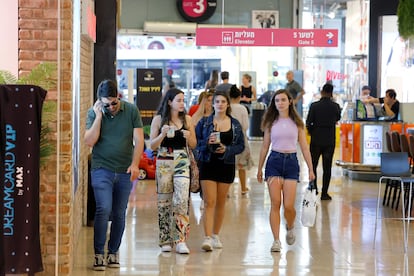 Personas sin mascarilla en un centro comercial de Tel Aviv, el 15 de junio.