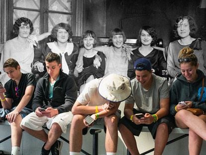 Dos generaciones: arriba, unas jóvenes de los años 20 del pasado siglo, debajo, unos jóvenes actuales haciendo lo que define a esta era: mirar el móvil.