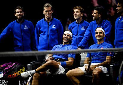 Sonrisas de Nadal y Federer, al frente del Equipo Europa.