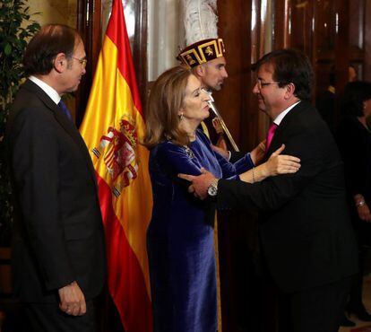 El presidente del Senado, Pío García Escudero (i), y la presidenta de la Cámara Baja, Ana Pastor (c), saludan al presidente de la Extremadura, Guillermo Fernández Vara.