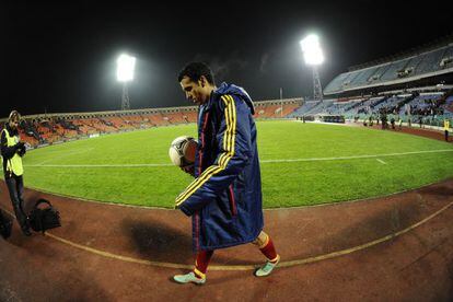Pedro se lleva el balón tras el hat-trick ante Bielorrusia.