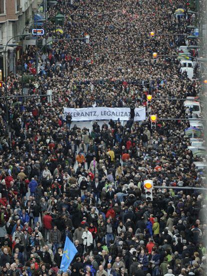Una multitud se ha manifestado esta tarde en Bilbao para apoyar la legalización de Sortu para las próximas elecciones autonómicas y municipales.