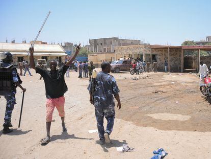 Soldados sudaneses inspeccionaban el domingo una base de las Fuerzas de Apoyo Rápido en la ciudad de Port Sudán.