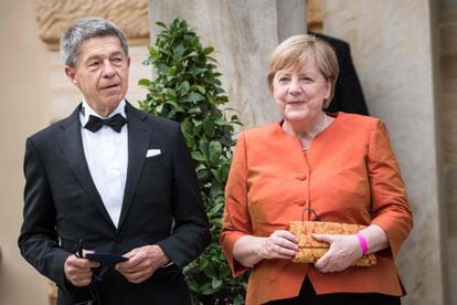 Merkel y su marido, Joachim Sauer, llegan a la apertura del Bayreuth Festival el 25 de julio