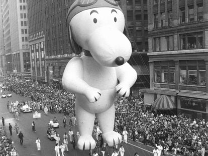 Un globo gigante de Snoopy, hinchado con helio, en el desfile de Acción de Gracias de Nueva York en Broadway el 22 de noviembre de 1979.