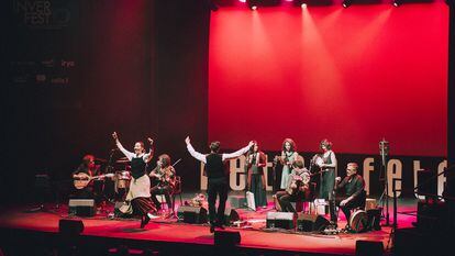 El dúo Fetén Fetén, en el centro del cuarteto, junto con los bailarines Noemí Ordaz y Jaime Puente, el 4 de febrero pasado en el Circo Price de Madrid durante el festival Inverfest 2024.