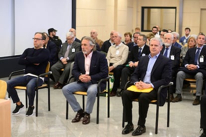 De izquierda a derecha, Álvaro Pérez, Francisco Correa y Pablo Crespo, en el arranque, en marzo de 2020, del juicio por la contratación de una empresa de la trama Gürtel para la visita del papa Benedicto XVI a Valencia en 2006.