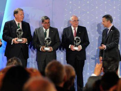 Urkullu, segundo por la derecha, entrega los Premios Korta 2014 a cuatro empresarios vascos este martes en Vitoria.